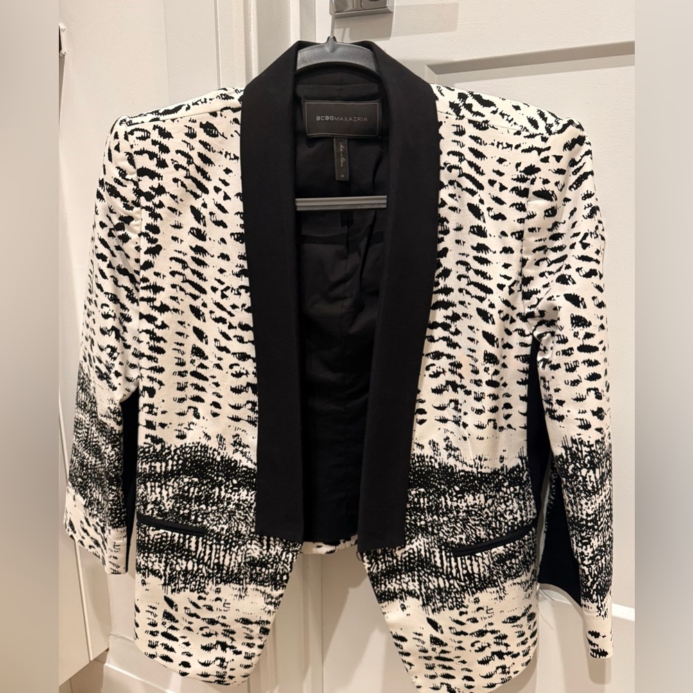 BCBGMaxAzria Women’s Stunning Blazer In  Abstract Pattern W/Black Lapels Size M